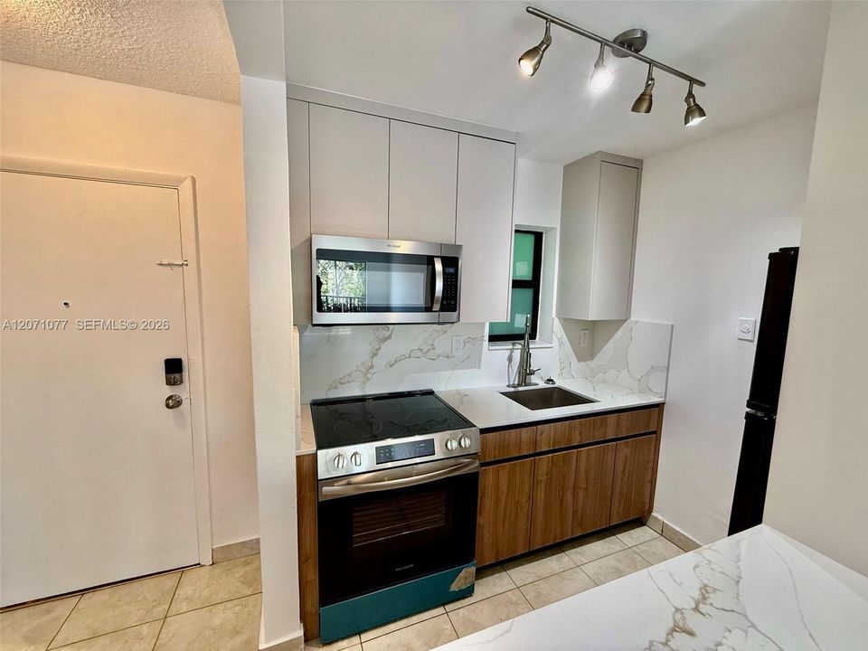 For Rent: $2,090 (2 beds, 1 baths, 692 Square Feet)