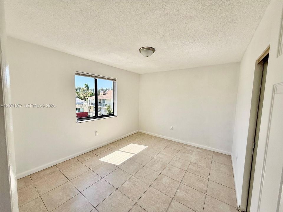 For Rent: $2,090 (2 beds, 1 baths, 692 Square Feet)