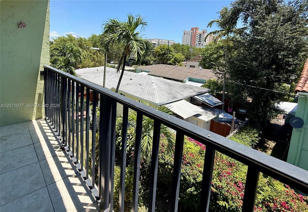 For Rent: $2,090 (2 beds, 1 baths, 692 Square Feet)