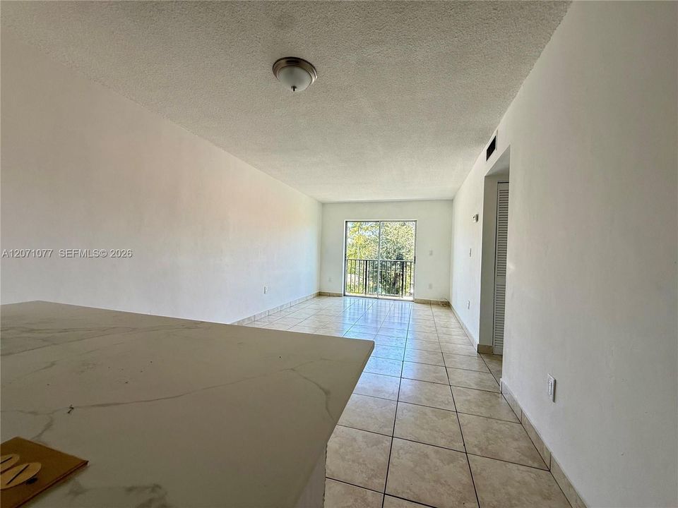 For Rent: $2,090 (2 beds, 1 baths, 692 Square Feet)