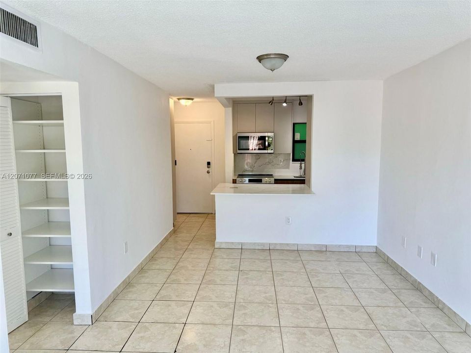 For Rent: $2,090 (2 beds, 1 baths, 692 Square Feet)