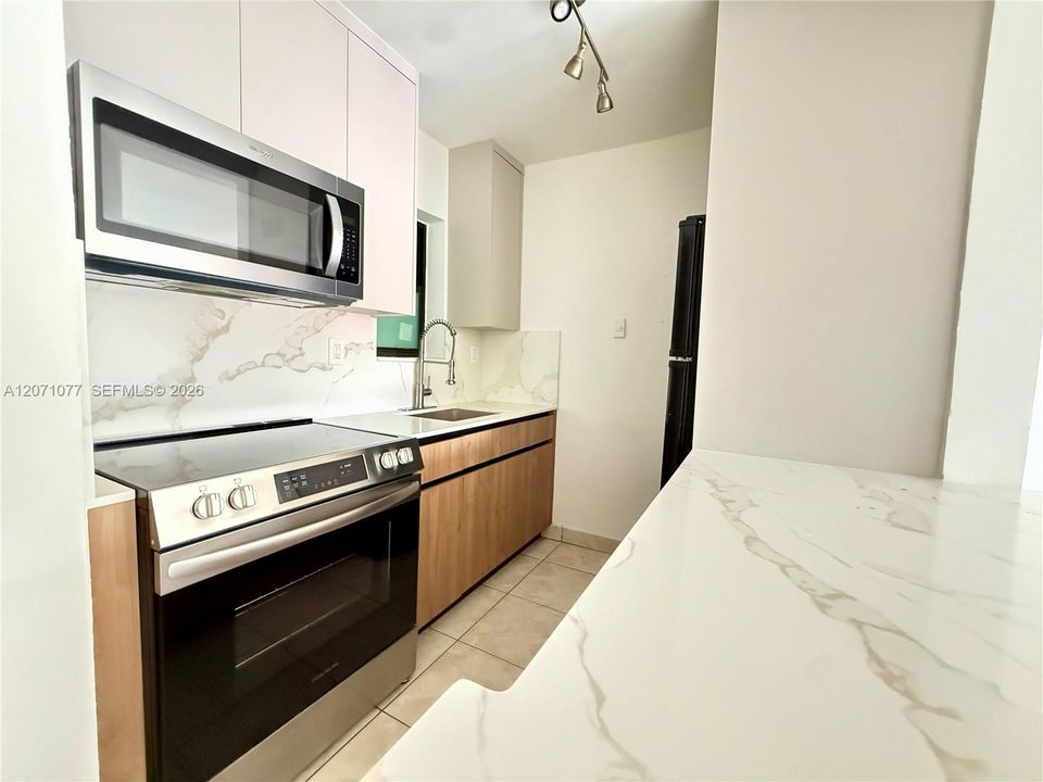 For Rent: $2,090 (2 beds, 1 baths, 692 Square Feet)