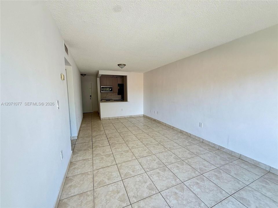 For Rent: $2,090 (2 beds, 1 baths, 692 Square Feet)