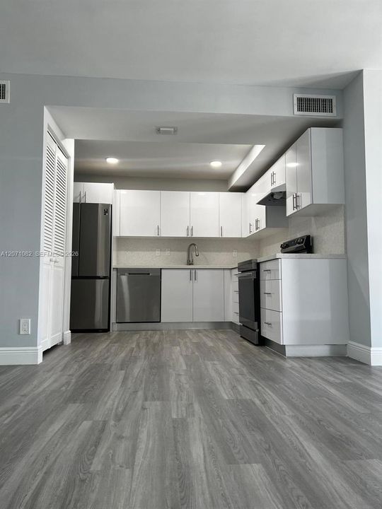 For Rent: $2,100 (2 beds, 1 baths, 924 Square Feet)