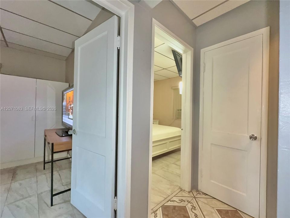 For Sale: $469,900 (2 beds, 1 baths, 1296 Square Feet)