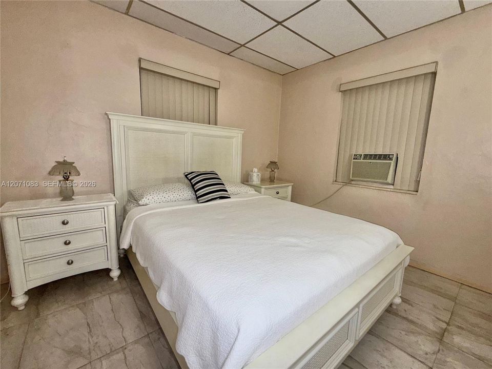 For Sale: $469,900 (2 beds, 1 baths, 1296 Square Feet)