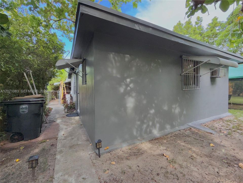 For Sale: $469,900 (2 beds, 1 baths, 1296 Square Feet)