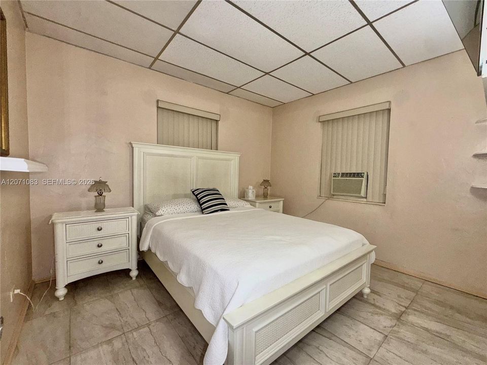 For Sale: $469,900 (2 beds, 1 baths, 1296 Square Feet)