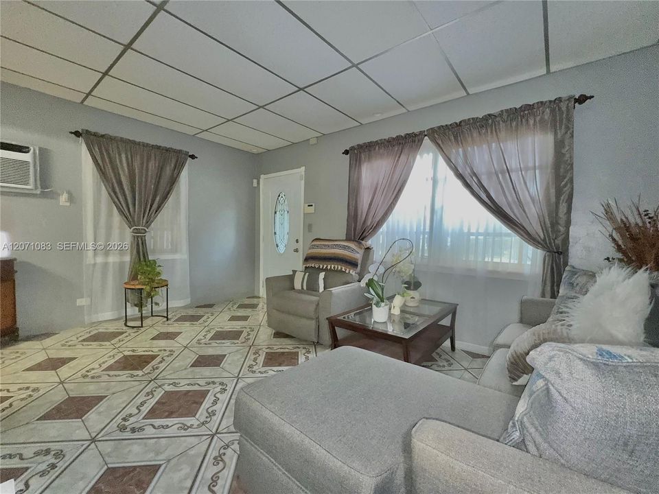 For Sale: $469,900 (2 beds, 1 baths, 1296 Square Feet)