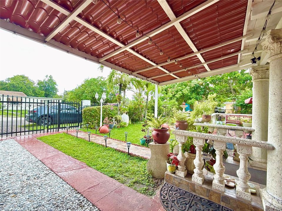 For Sale: $469,900 (2 beds, 1 baths, 1296 Square Feet)