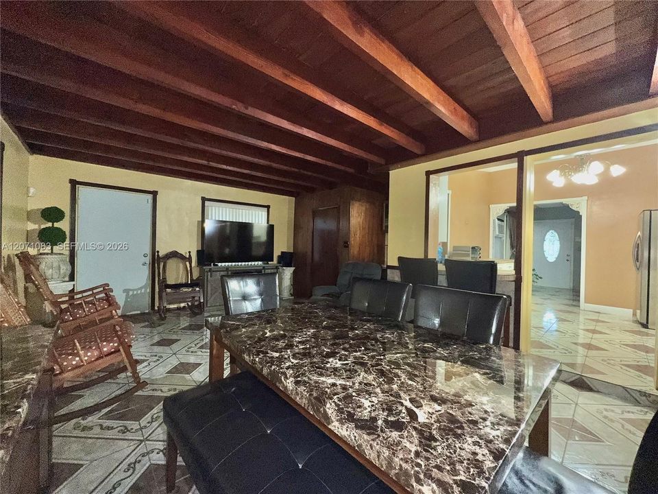 For Sale: $469,900 (2 beds, 1 baths, 1296 Square Feet)
