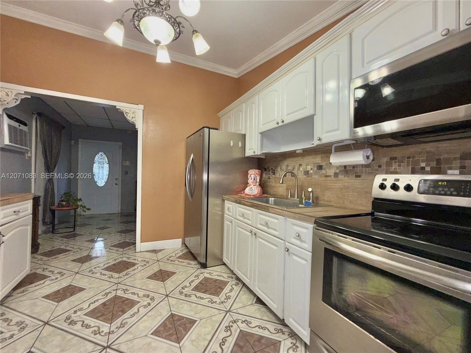For Sale: $469,900 (2 beds, 1 baths, 1296 Square Feet)