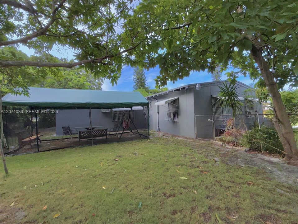 For Sale: $469,900 (2 beds, 1 baths, 1296 Square Feet)
