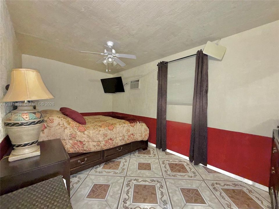 For Sale: $469,900 (2 beds, 1 baths, 1296 Square Feet)