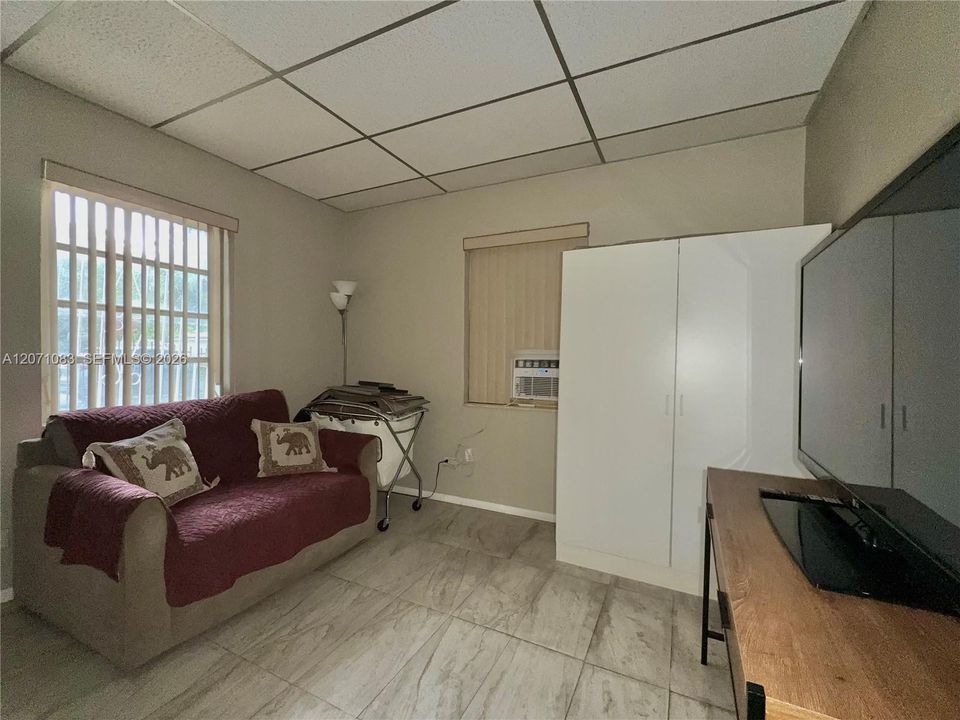 For Sale: $469,900 (2 beds, 1 baths, 1296 Square Feet)