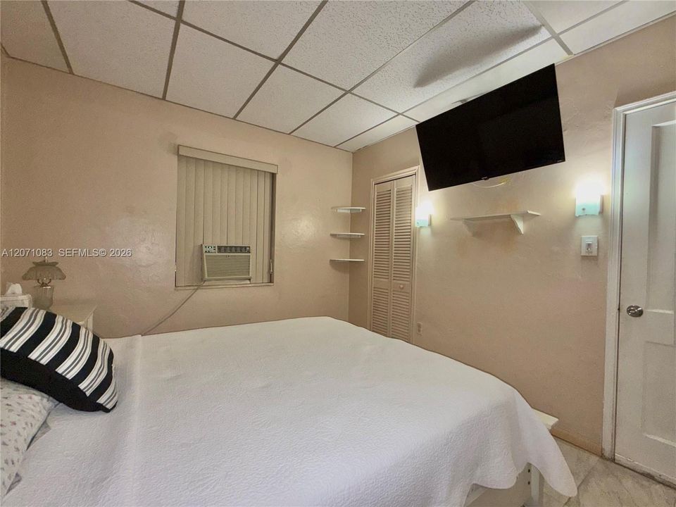 For Sale: $469,900 (2 beds, 1 baths, 1296 Square Feet)