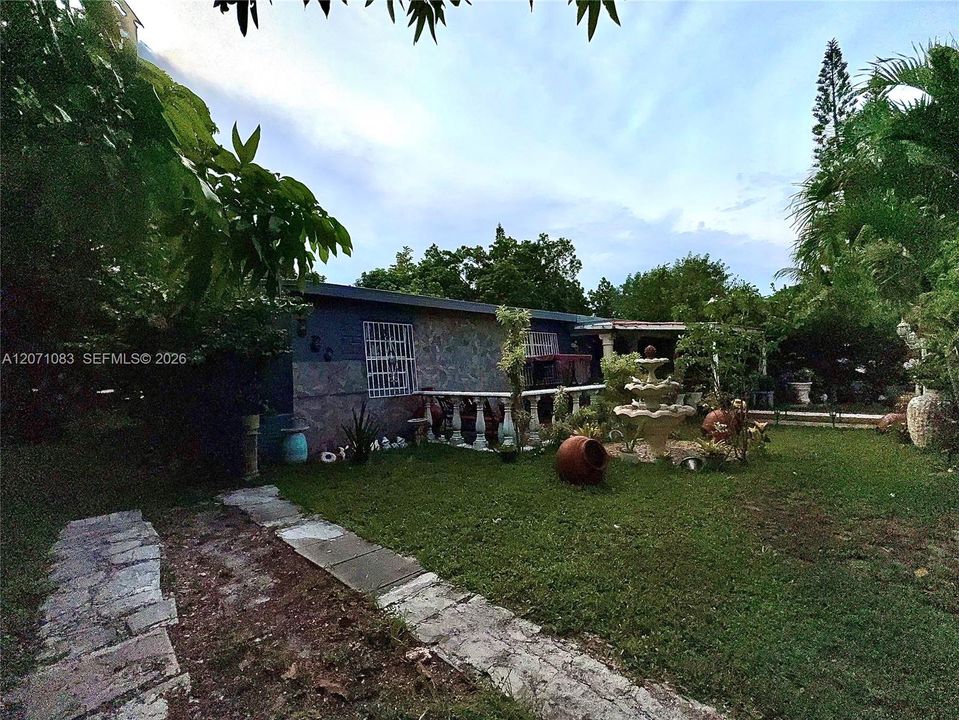 For Sale: $469,900 (2 beds, 1 baths, 1296 Square Feet)