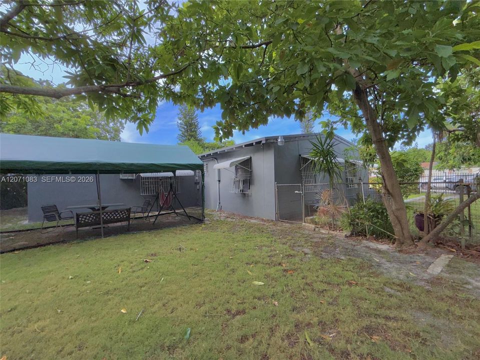 For Sale: $469,900 (2 beds, 1 baths, 1296 Square Feet)