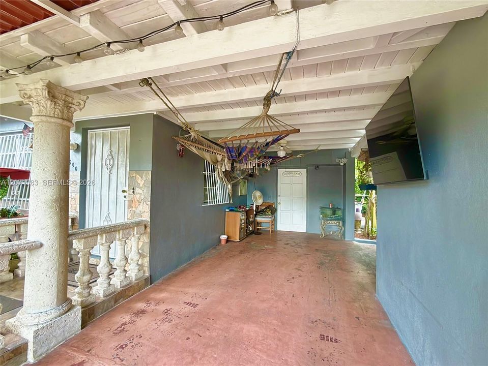 For Sale: $469,900 (2 beds, 1 baths, 1296 Square Feet)