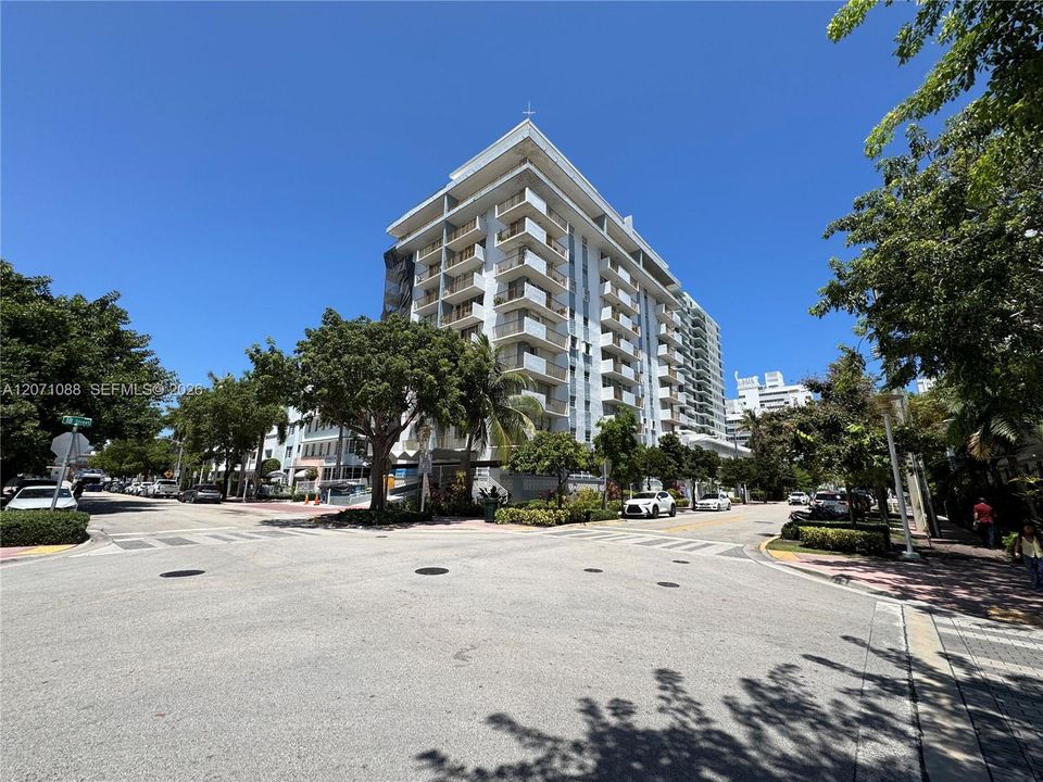 For Rent: $2,950 (1 beds, 1 baths, 845 Square Feet)