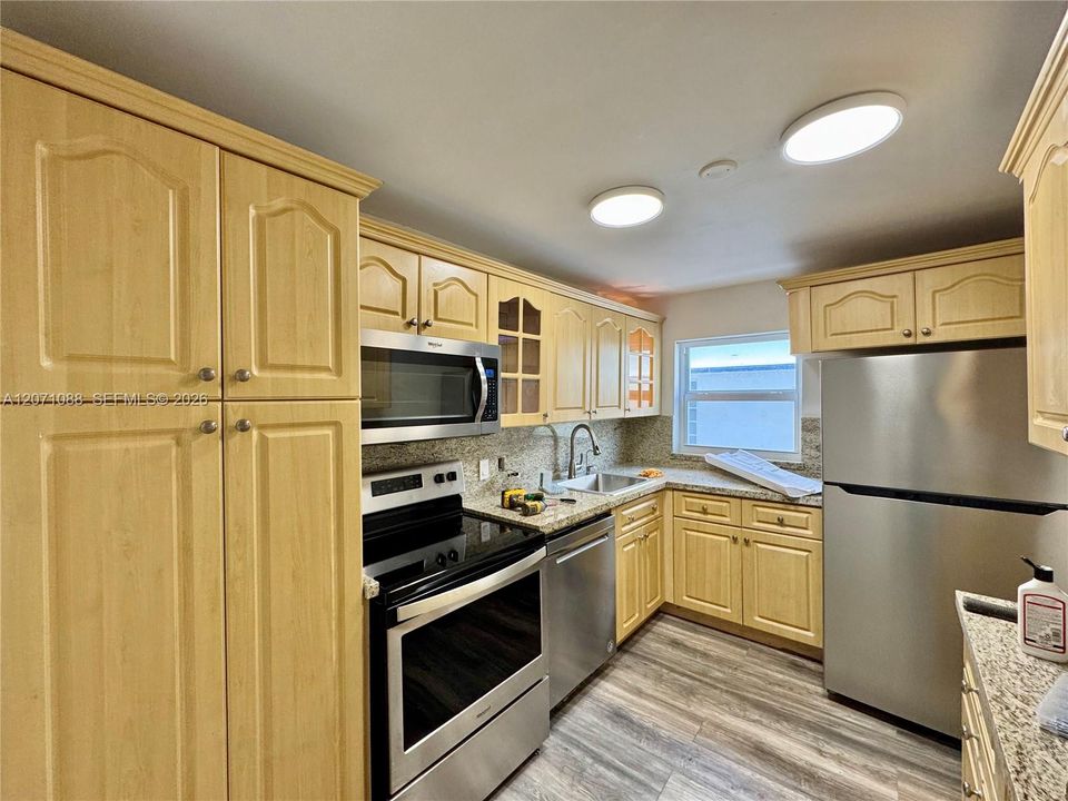 For Rent: $2,950 (1 beds, 1 baths, 845 Square Feet)