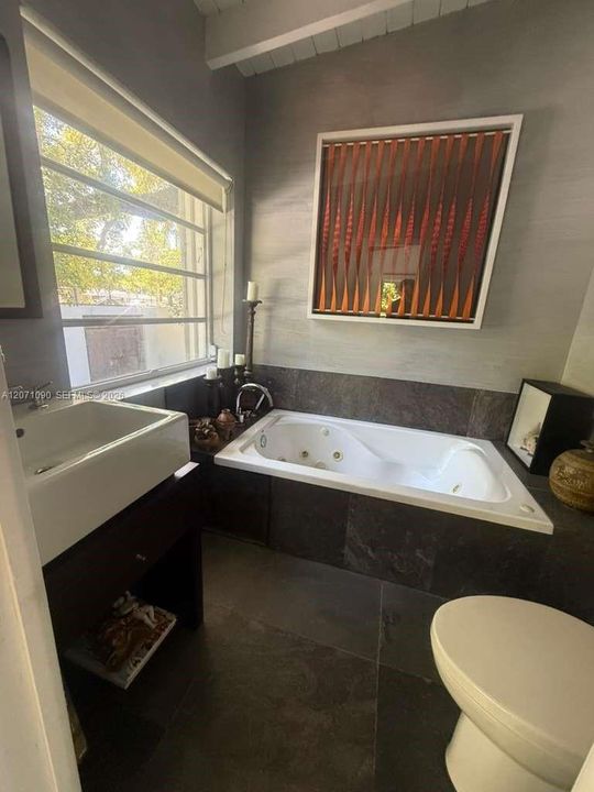 upstairs full bathroom