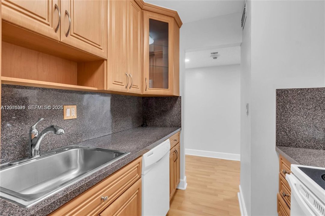 For Rent: $2,100 (2 beds, 2 baths, 935 Square Feet)