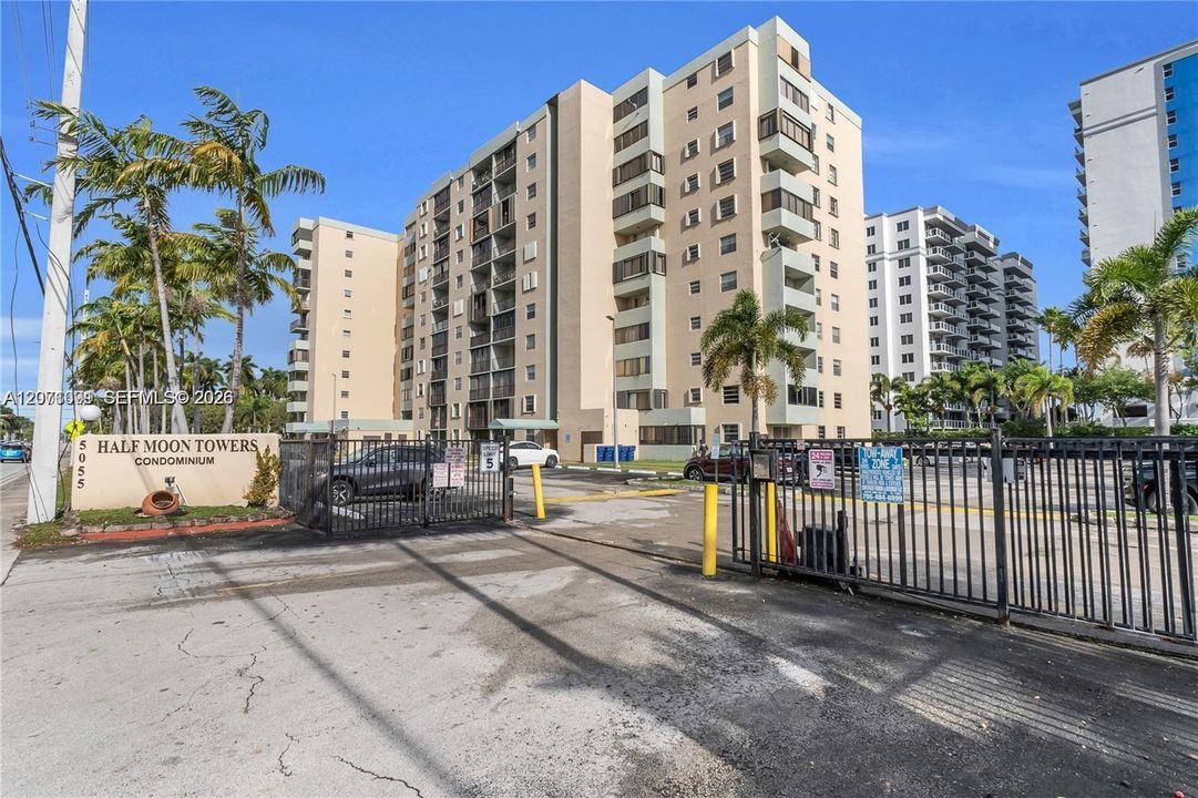 For Rent: $2,100 (2 beds, 2 baths, 935 Square Feet)