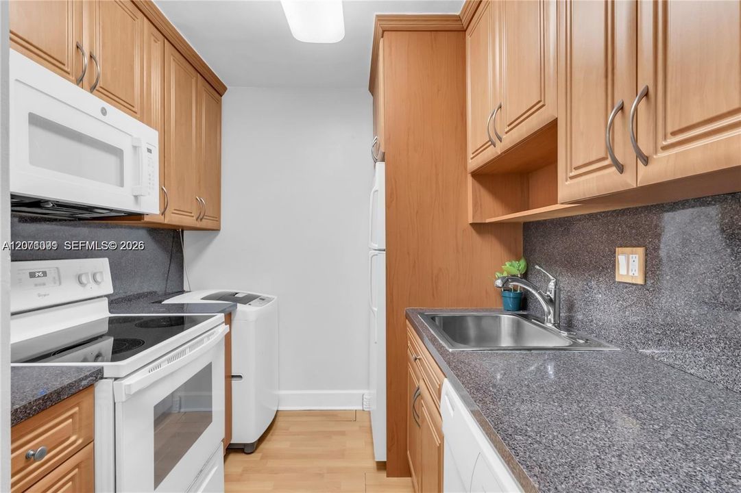 For Rent: $2,100 (2 beds, 2 baths, 935 Square Feet)