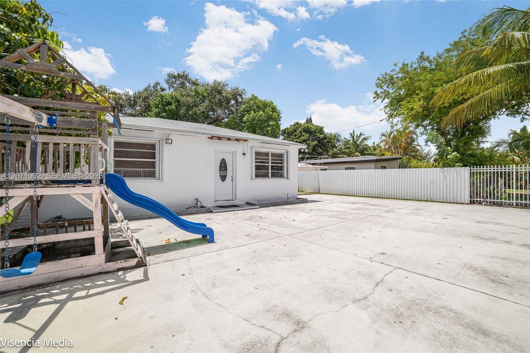 For Sale: $385,000 (2 beds, 1 baths, 768 Square Feet)