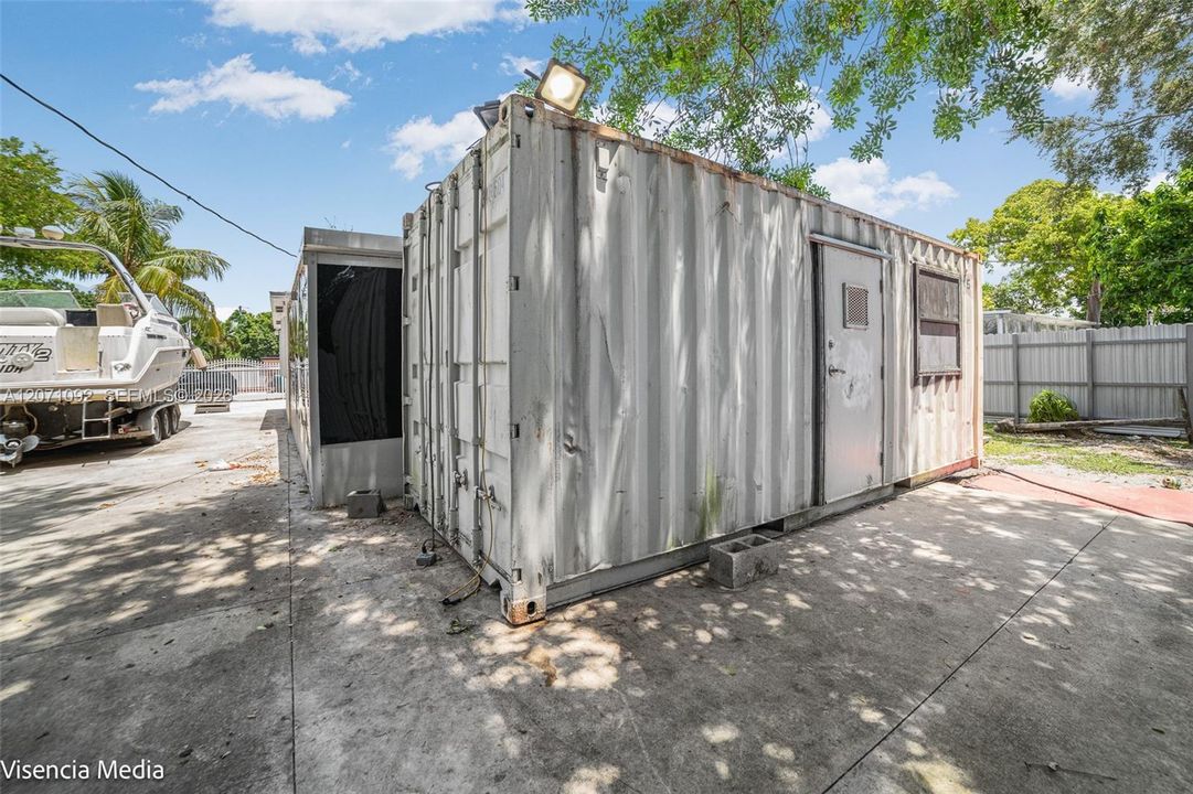 For Sale: $385,000 (2 beds, 1 baths, 768 Square Feet)