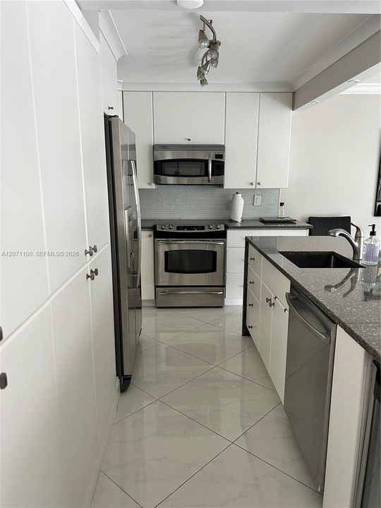 For Rent: $3,500 (2 beds, 2 baths, 1100 Square Feet)