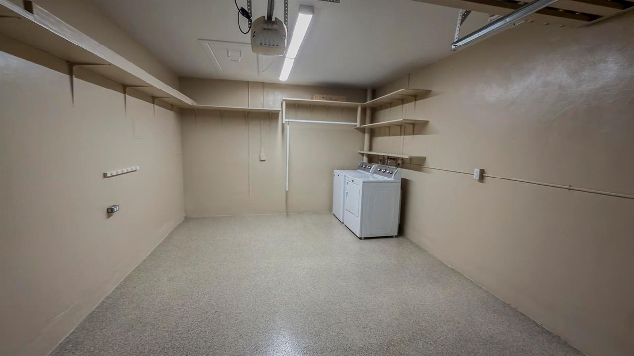 Garage/Washer/Dryer