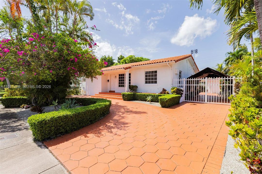 For Sale: $979,999 (3 beds, 2 baths, 1796 Square Feet)