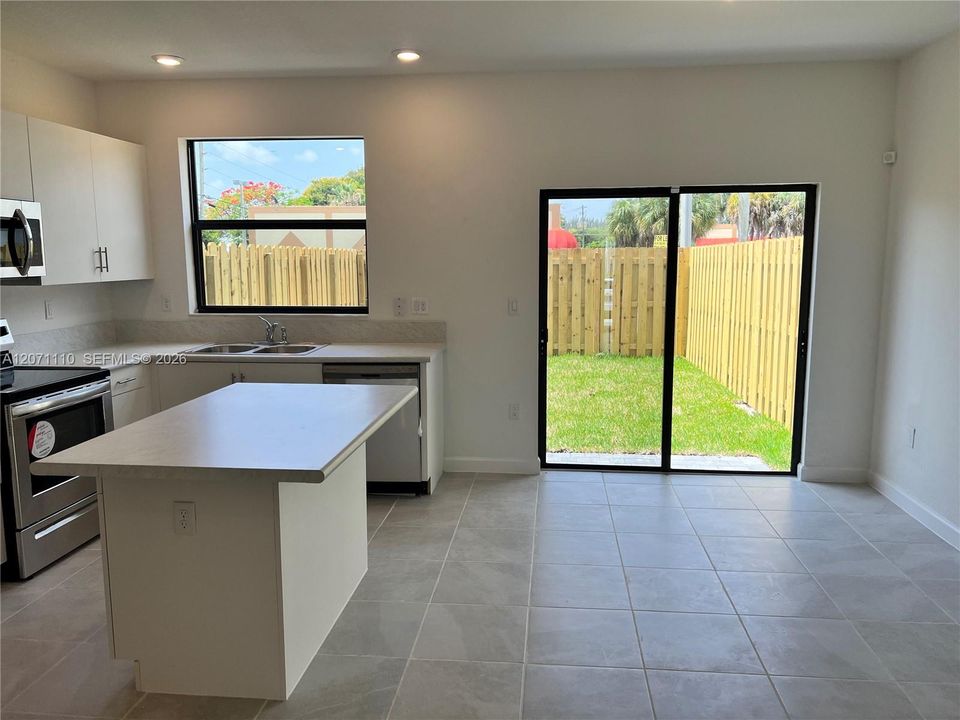 For Sale: $330,000 (3 beds, 3 baths, 1328 Square Feet)