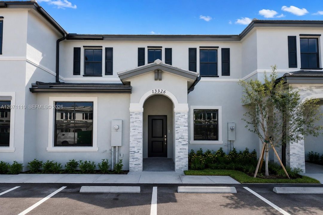 For Sale: $330,000 (3 beds, 3 baths, 1328 Square Feet)