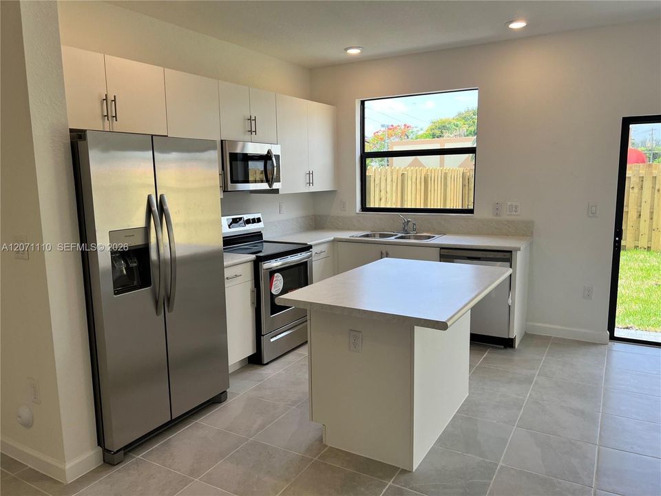 For Sale: $330,000 (3 beds, 3 baths, 1328 Square Feet)