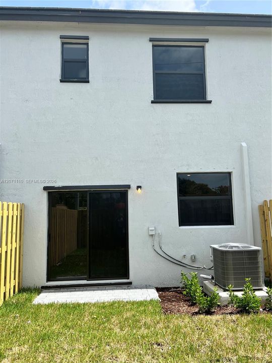 For Sale: $330,000 (3 beds, 3 baths, 1328 Square Feet)