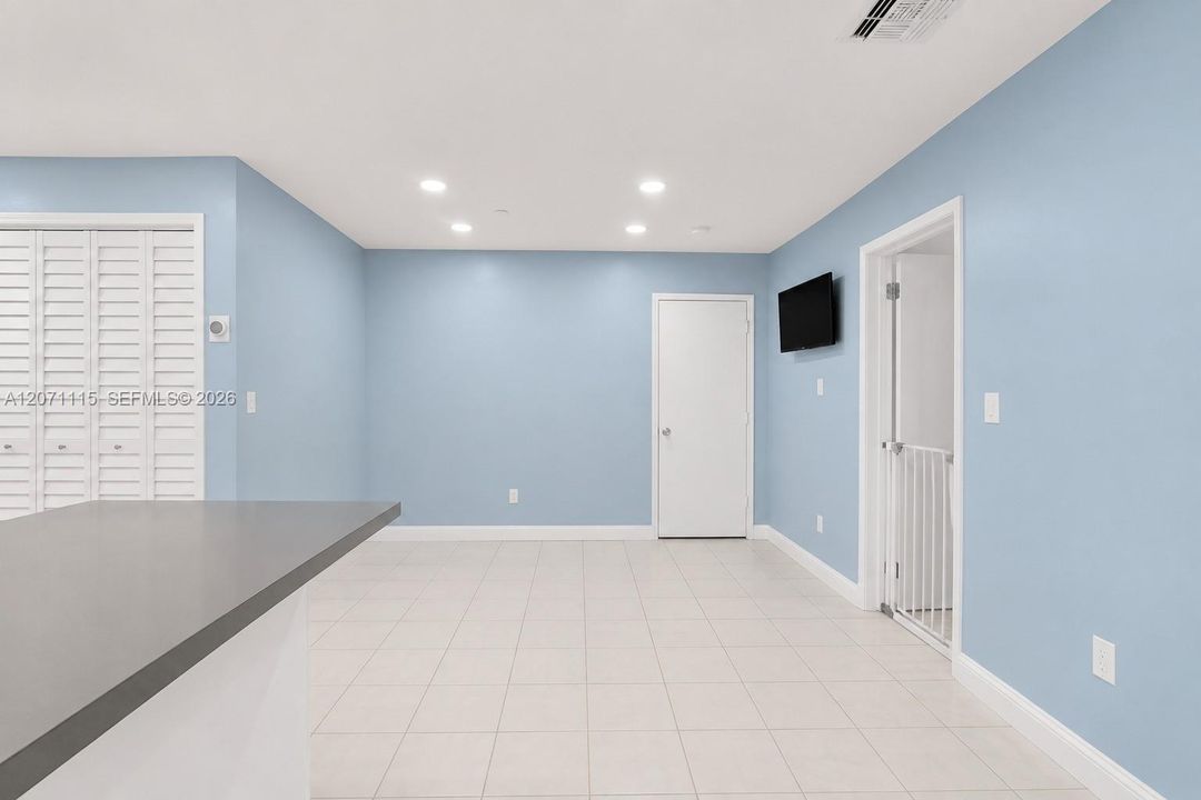 For Rent: $3,300 (3 beds, 2 baths, 1290 Square Feet)