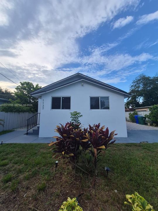 For Sale: $550,000 (3 beds, 2 baths, 1063 Square Feet)