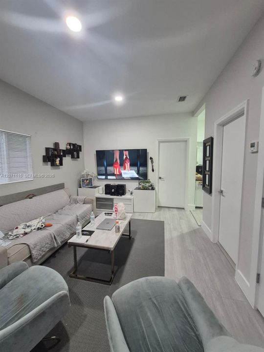 For Sale: $550,000 (3 beds, 2 baths, 1063 Square Feet)
