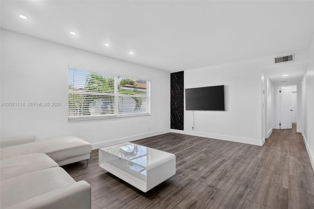 For Rent: $3,000 (2 beds, 2 baths, 1007 Square Feet)