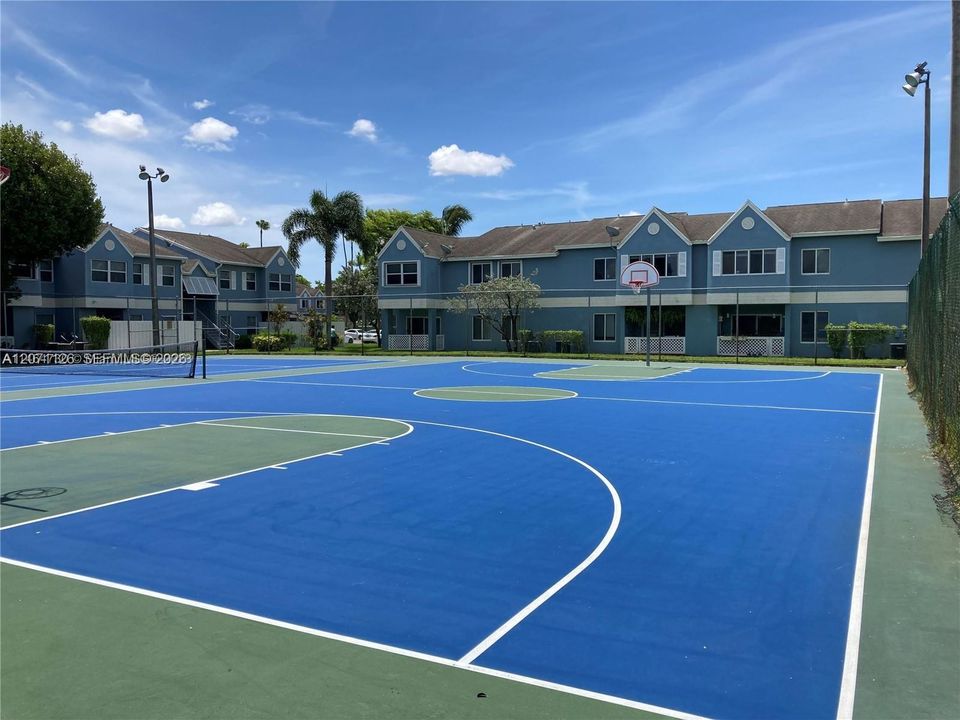 For Rent: $1,900 (1 beds, 1 baths, 750 Square Feet)