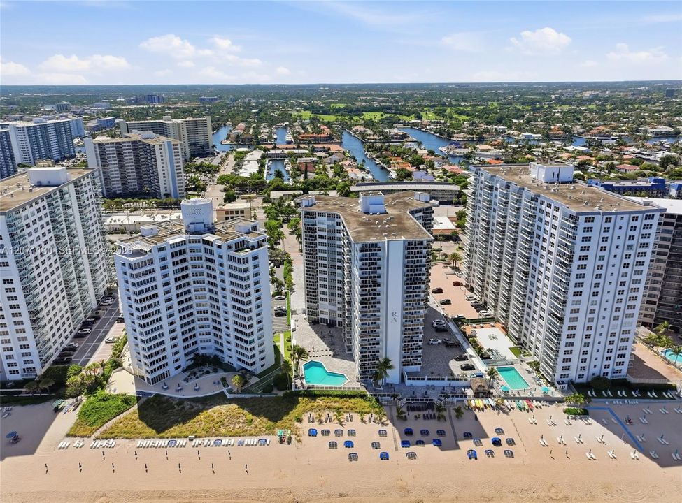 На продажу: $800,000 (2 спален, 2 ванн, 1130 Квадратных фут)
