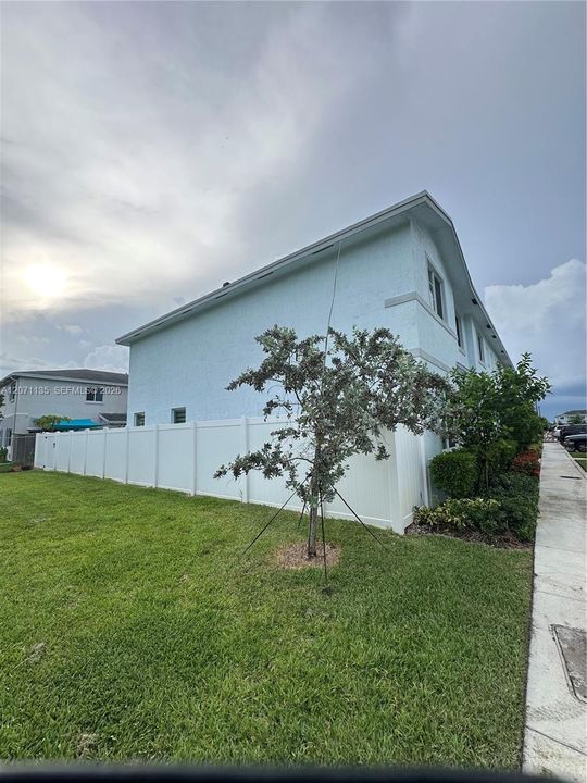 For Rent: $2,800 (4 beds, 2 baths, 1715 Square Feet)