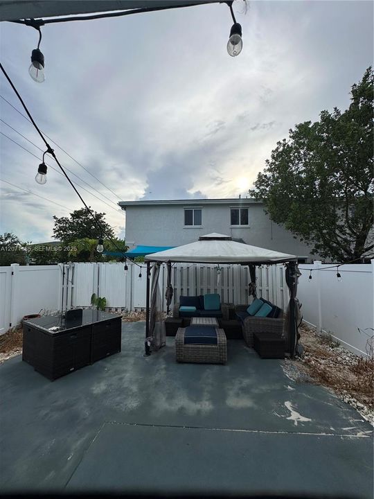 For Rent: $2,800 (4 beds, 2 baths, 1715 Square Feet)