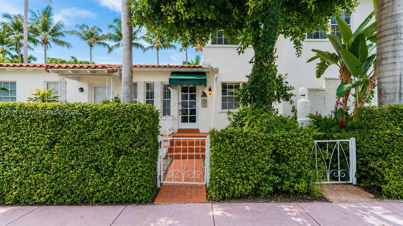 For Sale: $250,000 (1 beds, 1 baths, 655 Square Feet)