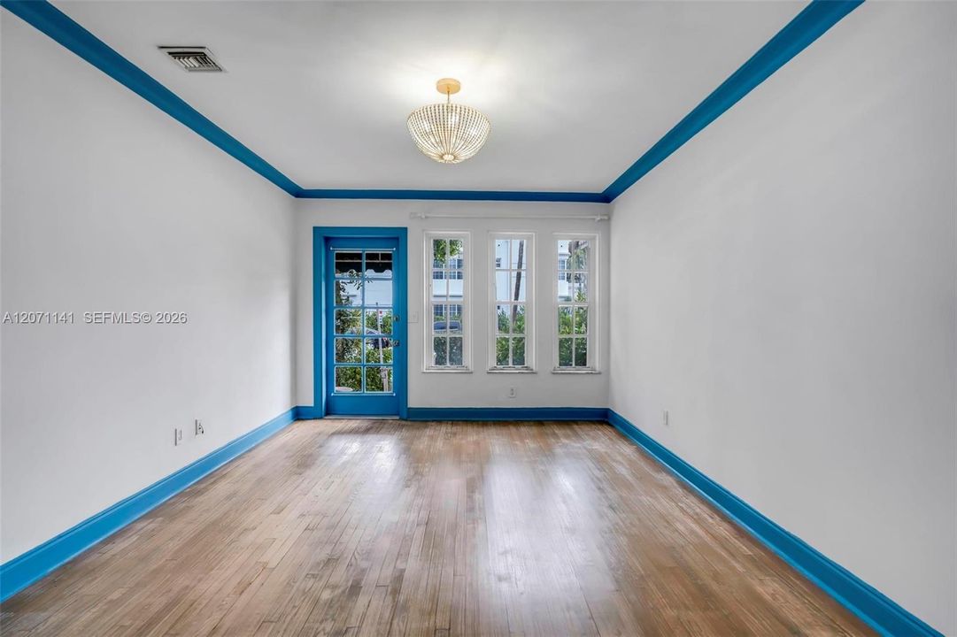 For Sale: $250,000 (1 beds, 1 baths, 655 Square Feet)