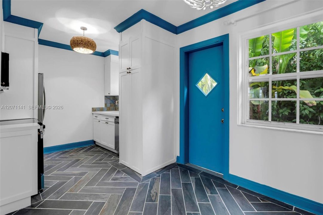 For Sale: $250,000 (1 beds, 1 baths, 655 Square Feet)