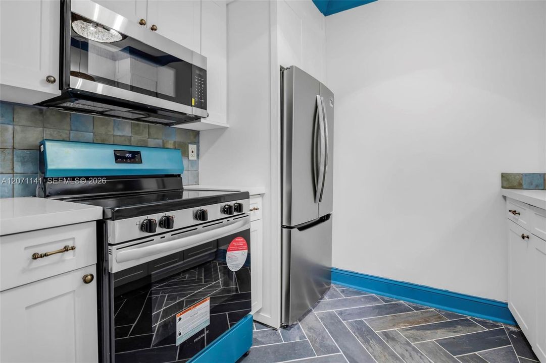 For Sale: $250,000 (1 beds, 1 baths, 655 Square Feet)